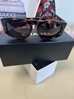 CHANEL Tortoiseshell Brown Sunglasses